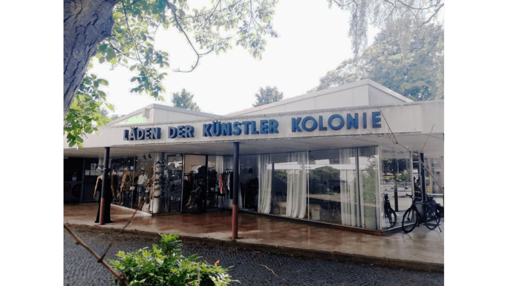 Ein Verkaufsgeschäft mit der Schrift "Läden der Künstler Kolonie".