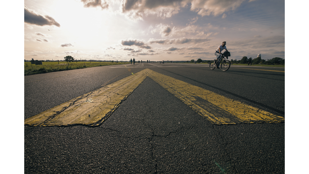 Auf einer ehemaligen Landebahn des Flughafens Tegel fährt ein Radfahrer