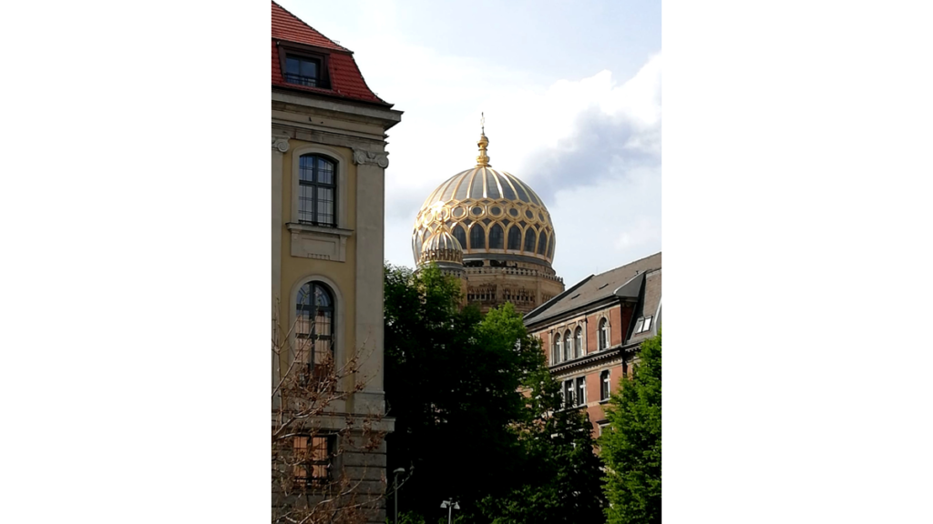 Die mit Gold verzierte Kuppel der Neuen Synagoge