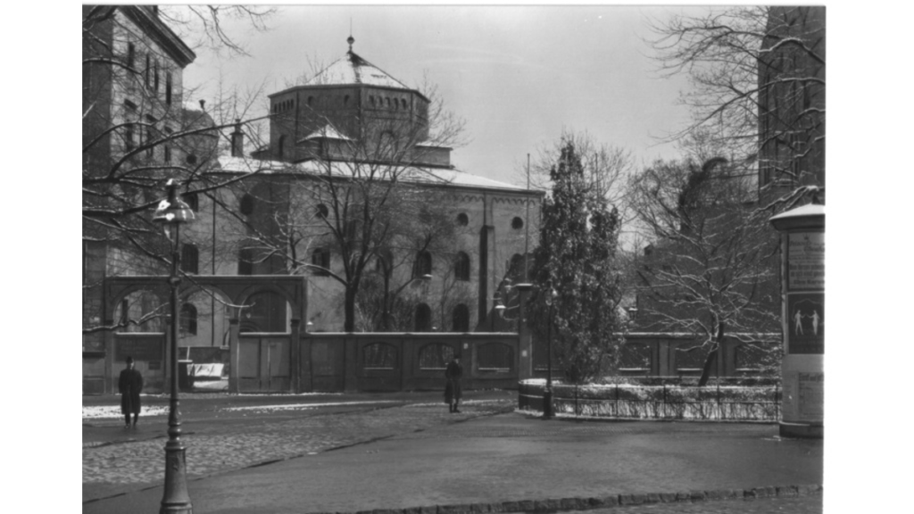 Ein altes Foto der Semper-Synagoge aus dem Jahr 1910 vor ihrer Zerstörung