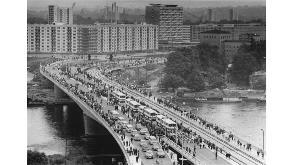 Ein altes Foto von der Eröffnung der heutigen Carola-Brücke aus dem Jahr 1971