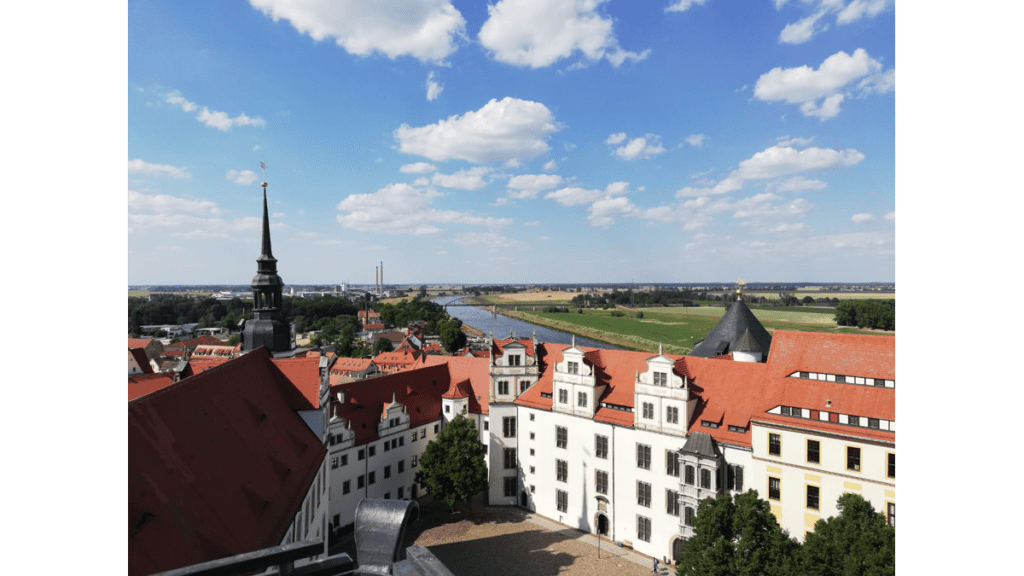 Der Blick vom Turm des Schlosses Hartenfels über die Elbe