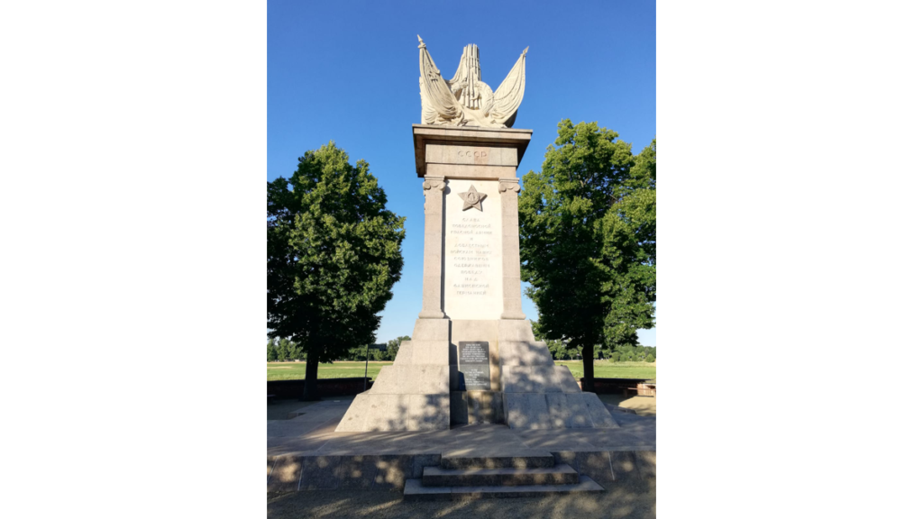Das Denkmal für das Treffen der Amerikaner und Russen an der Elbe 1945 in Torgau
