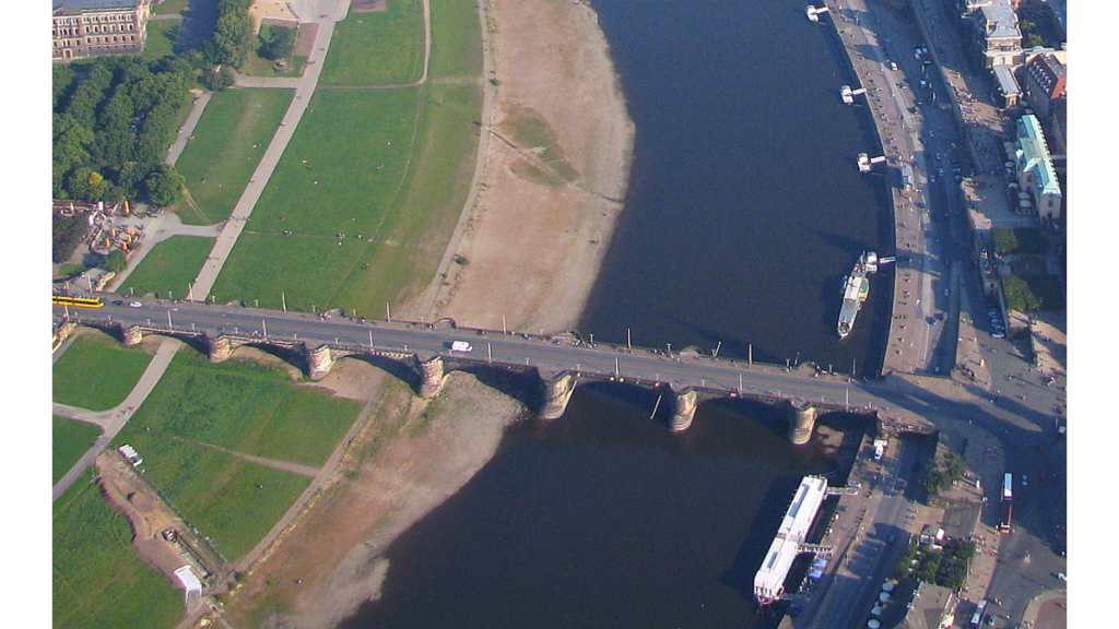 Ein Luftbild der Augustusbrücke, die von der Dresdener Neustadt im Norden direkt in die Dresdener Altstadt zum Schlossplatz führt.