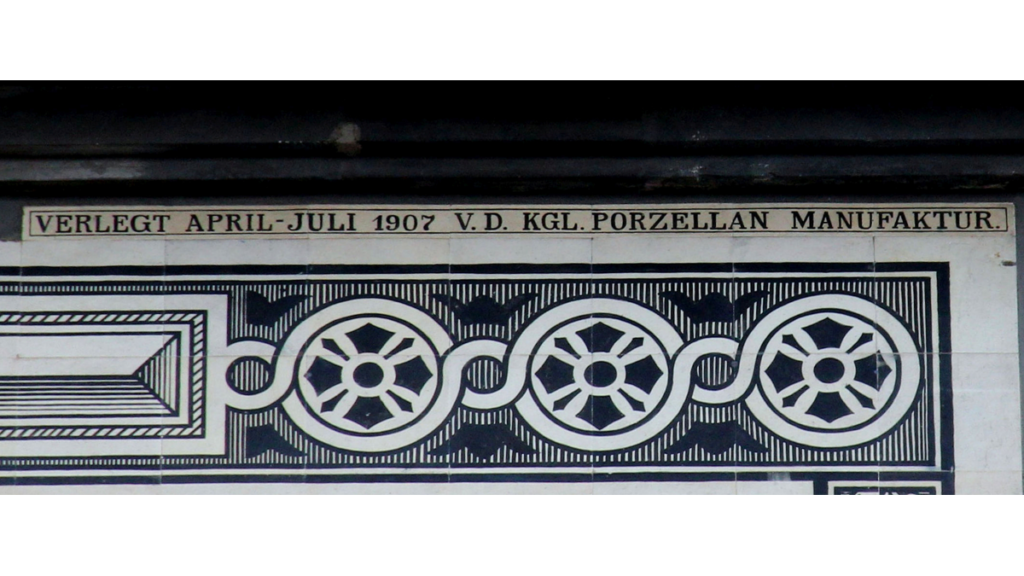 Ein Schriftzug am Fürstenweg. Dort steht"verlegt April-Juli 1907 v.d. Kgl.Porzellan Manufaktur"
