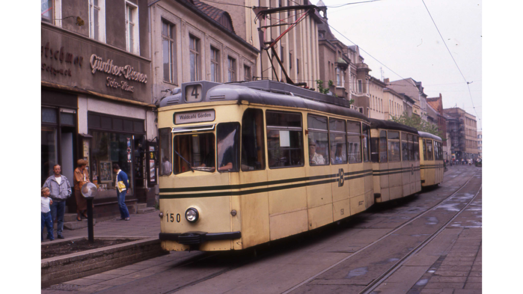 Eine ältere Straßenbahn aus dem Jahr 1990. Ein ähnliches Modell gibt es im Straßenbahnmuseum.