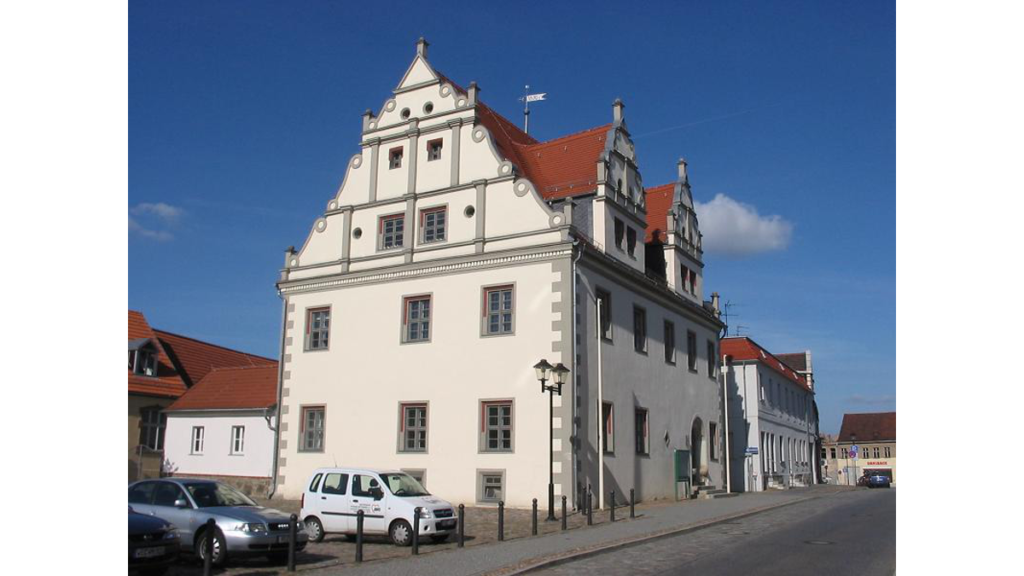 Das Rathaus in Niemegk von der Seite
