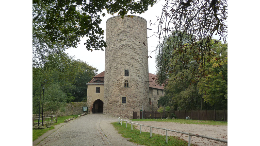 Der Zugang zur Burg Rabenstein mit der Pforte und dem Bergfried