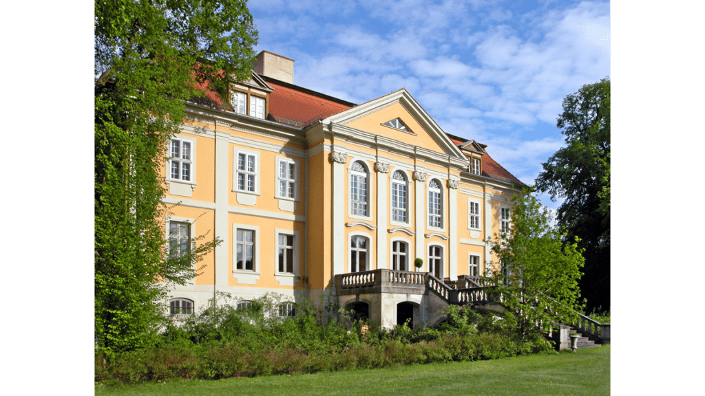 An die rückwärtige Seite des Herrenhauses wurde eine breite Terrasse mit Freitreppe angebaut.