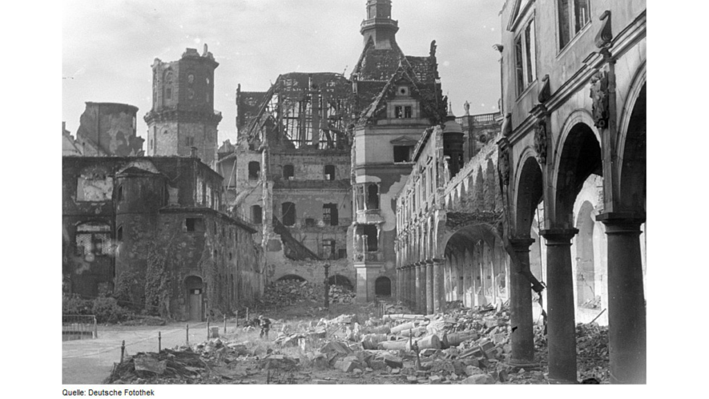 Der zerstörte Dresdener Stallhof auf einem Foto nach dem Zweiten Weltkrieg