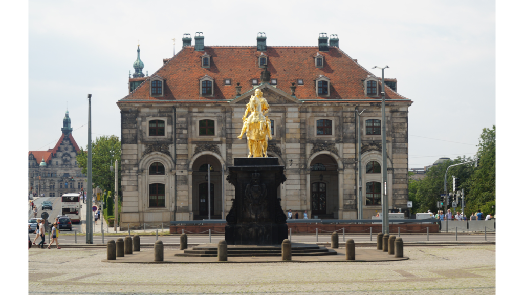 Das Reiterstandbild August des Starken vor dem Dresdener Blockhaus