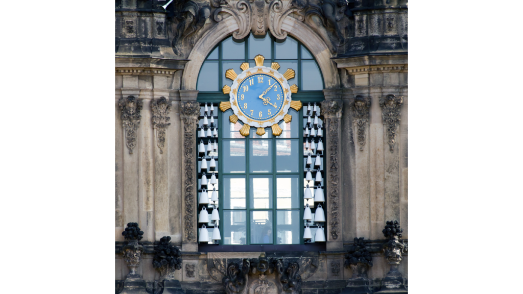 Ein Glockenspiel aus Meissner Porzellan am Dresdener Zwinger.