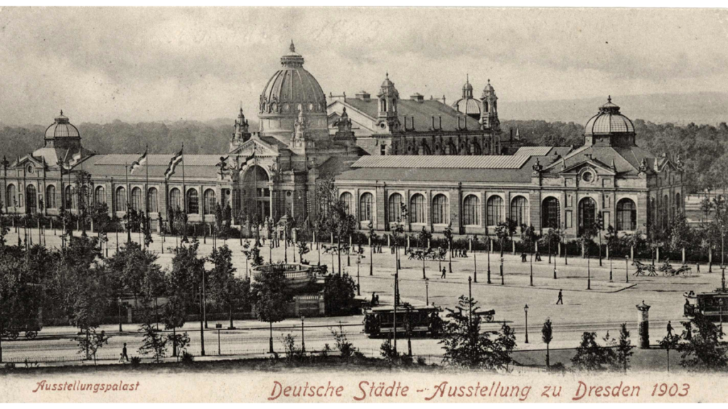 Der Ausstellungspalast am Rande des Großen Gartens auf einer Postkarte aus dem Jahr 1903.