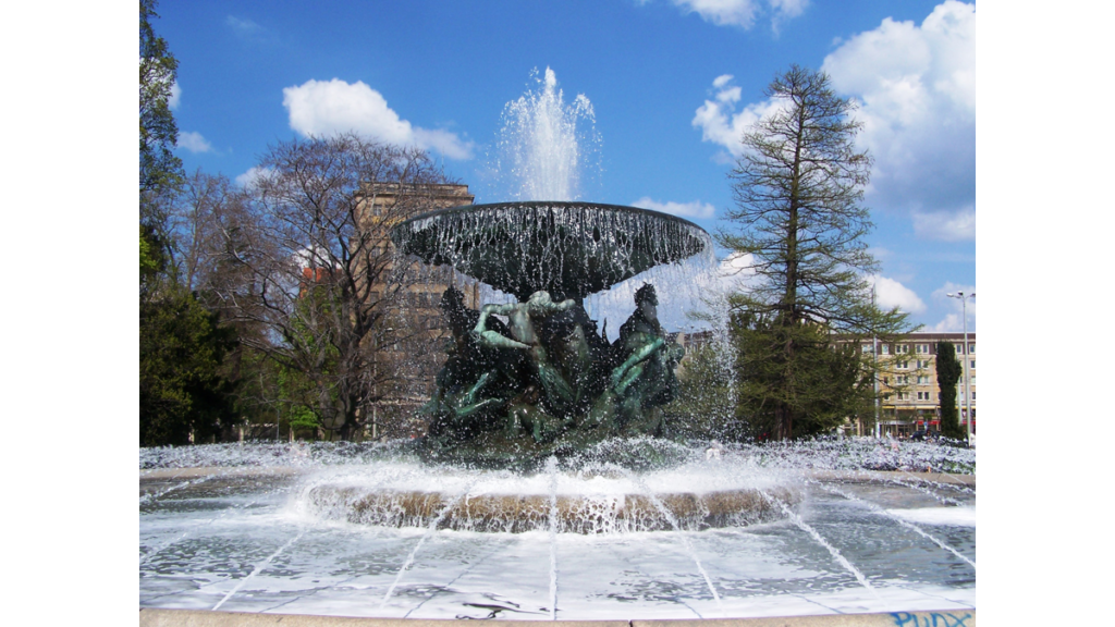 Der Brunnen mit dem Namen "Stürmische Wogen" ist einer von zwei Zwillingsbrunnen am Albertplatz, die der Bildhauer Robert Dietz in den 90er Jahren des 19. Jahrhunderts entworfen hat.