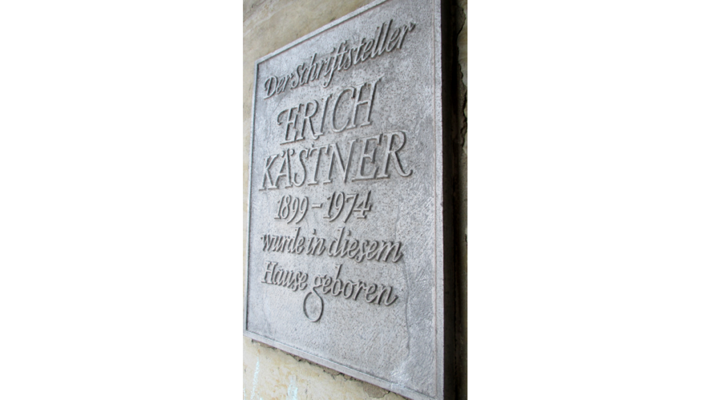 Eine Plakette am Geburtshaus von Erich Kästner, auf der steht: "Der Schriftsteller Erich Kästner 1899-1974 wurde in diesem Hause geboren."