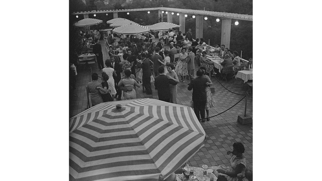 Ein schwarz-weiß Foto eines Tanzfestes im Luisenhof.