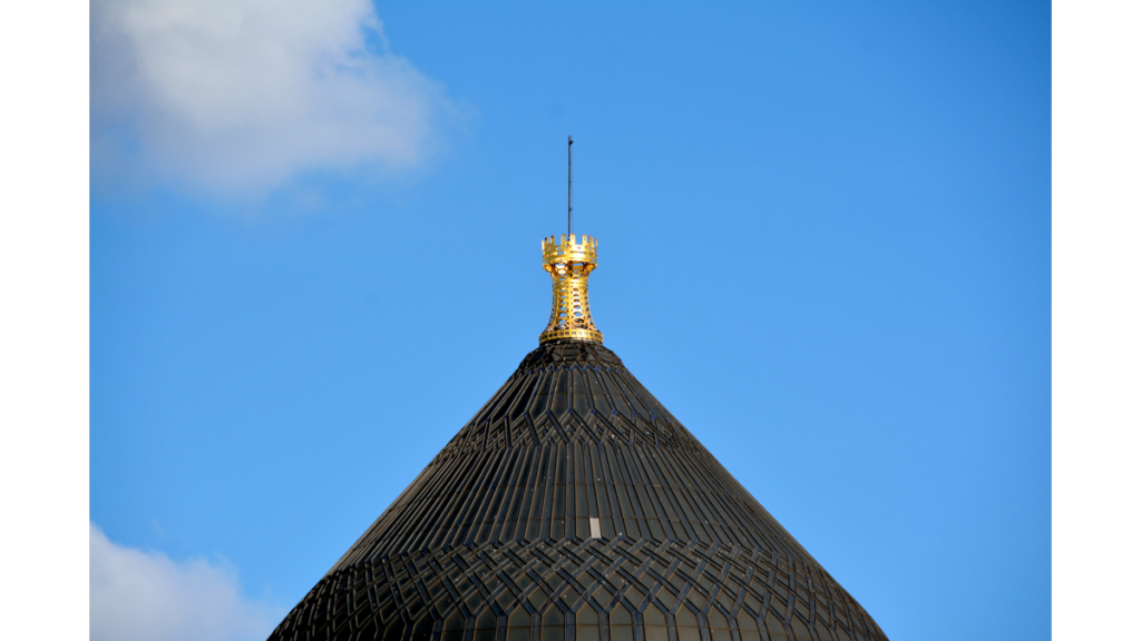 Die Kuppel der ehemaligen Tabakfabrik Yenidze mit einem goldenen kleinen Turm als Spitze.