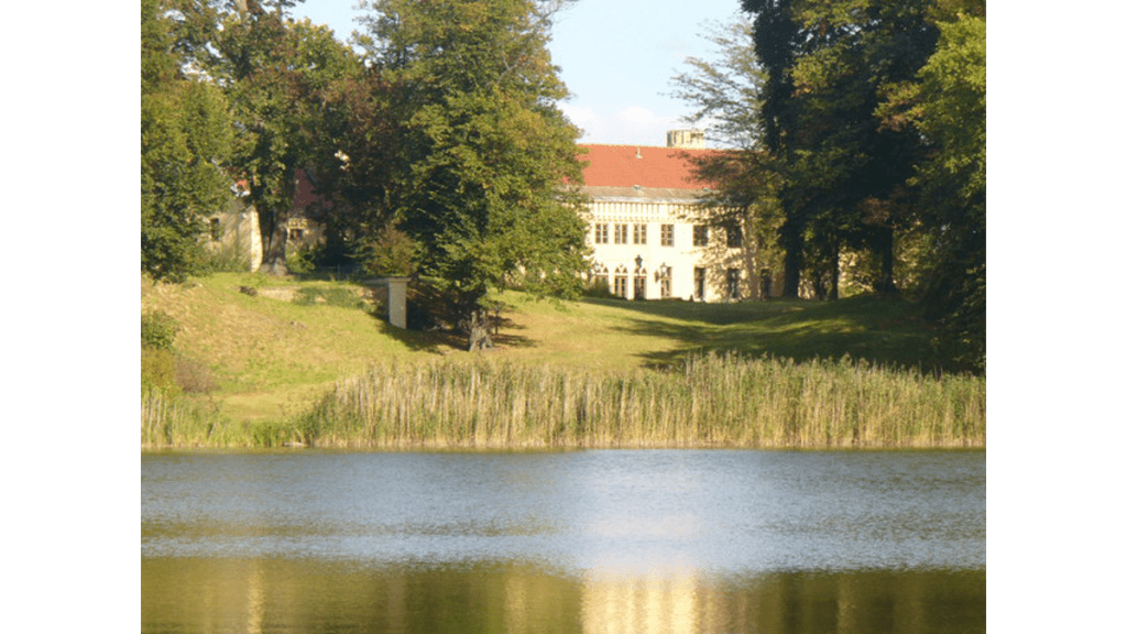 Der Blick vom Haussee auf Schloss Petzow.