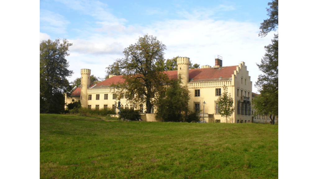 Schloss Petzow mit den vier Türmen