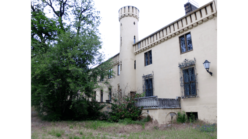 Einer der vier Tudortürme des Schlosses Petzow.