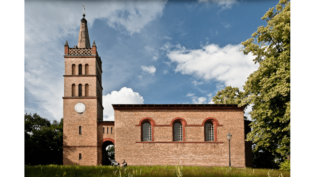 Schinkels neoromanische Kirche auf dem Petzower Grelleberg.