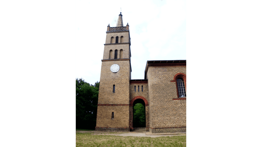 Der nur durch einen Brückenbogen mit dem Kirchenschiff verbundene Westturm im Stil eines italienischen Campanile.
