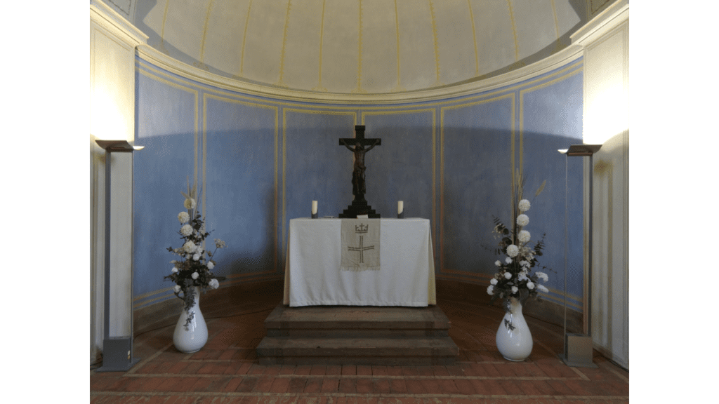 Der schlichte Altar der Schinkel Kirche