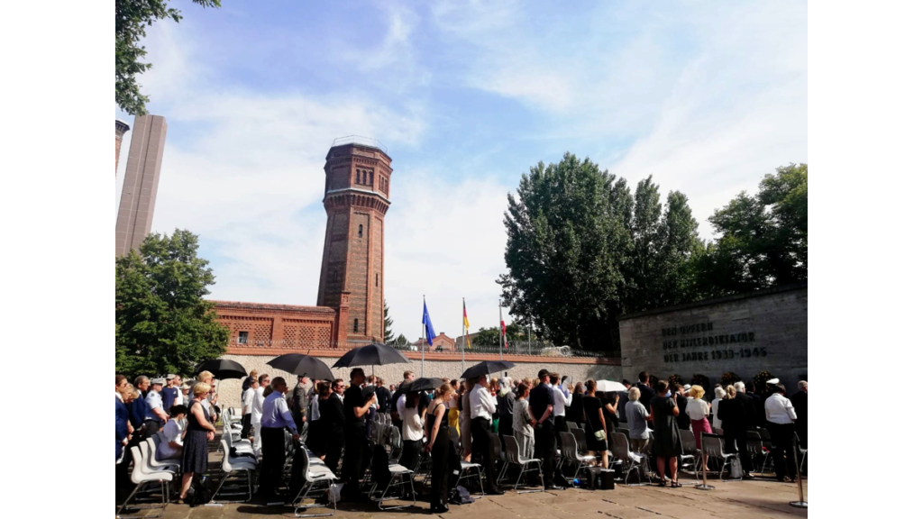 Menschen bei der Gedenkveranstaltung an der Gedenkstätte Plötzensee.