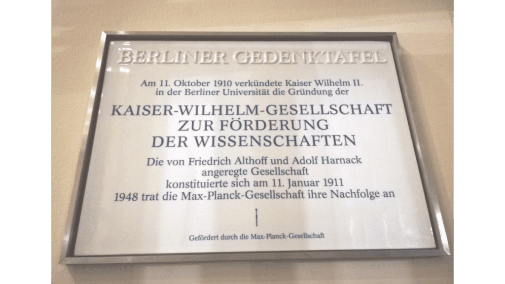 Eine Berliner Gedenktafel erinnert an die Gründung der Kaiser-Wilhelm-Gesellschaft zur Förderung der Wissenschaften