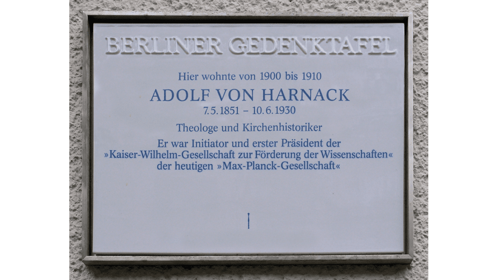Die Berliner Gedenktafel an der Fasanenstr.43 in Wilmersdorf, wo Adolf von Harnack lebte und arbeitete.