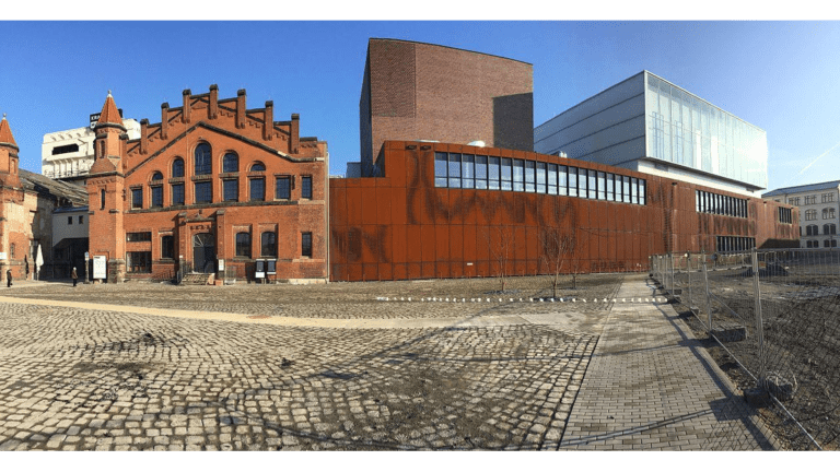 Das ehemalige Kraftwerk Mitte ist eine stillgelegte Fabrik, in der heute Theater und Oper zuhause sind.