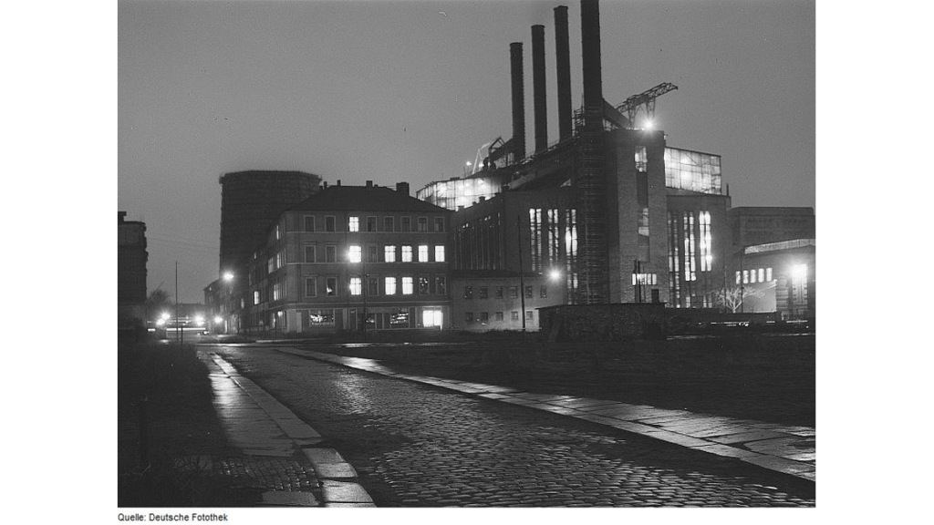 Eine Aufnahme vom Kraftwerk Mitte in Dresden zu DDR-Zeiten.