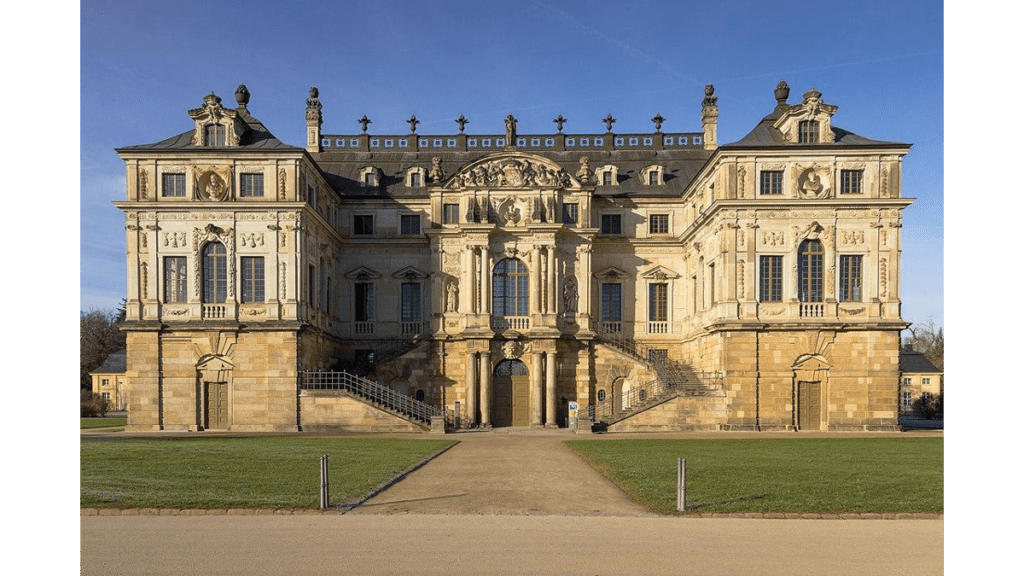 Das Palais mitten im Großen Garten ist eines der schönsten Beispiele des sächsischen Barocks und war das erste seiner Art in Elbflorenz.