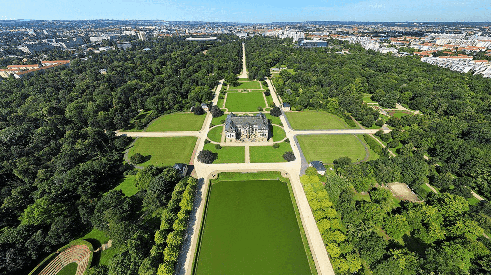 Der Große Garten in Dresden Barockes Palais und Marmorskulpturen