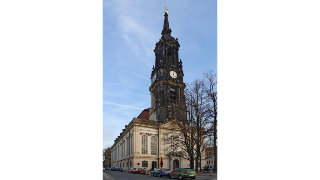 Die Dresdener Dreikönigskirche, in der sich der Totentanz befindet, von außen gesehen.