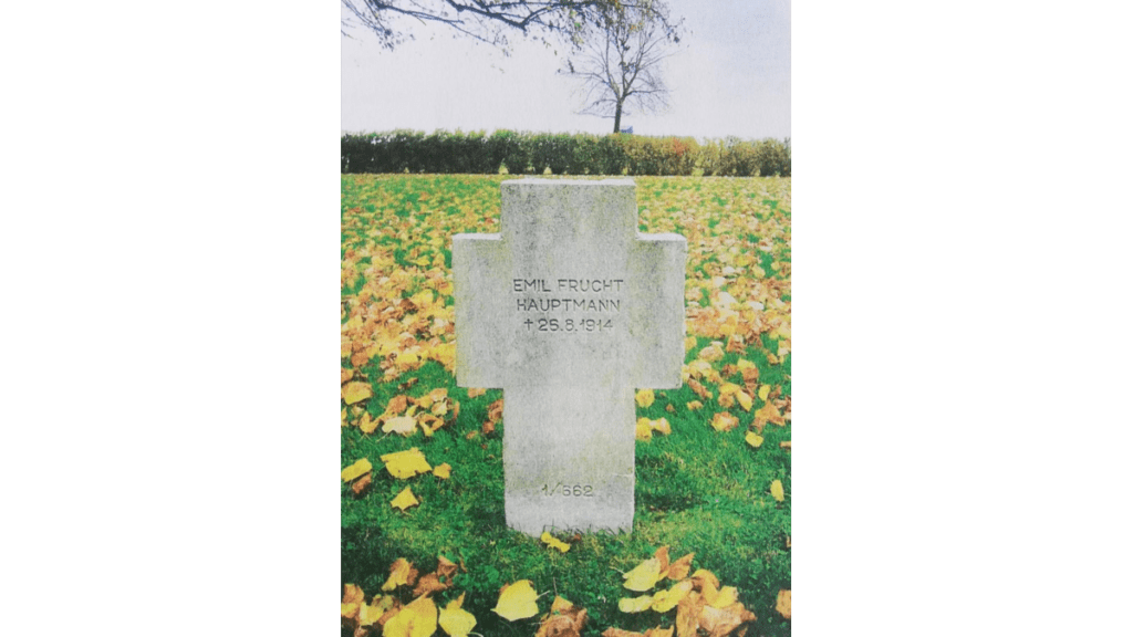 Ein Grabkreuz mit dem Namen der Großvaters auf dem Soldatenfriedhof in Nordfrankreich. Ein mögliches Ziel einer Familienreise zusammen in einem Bus.