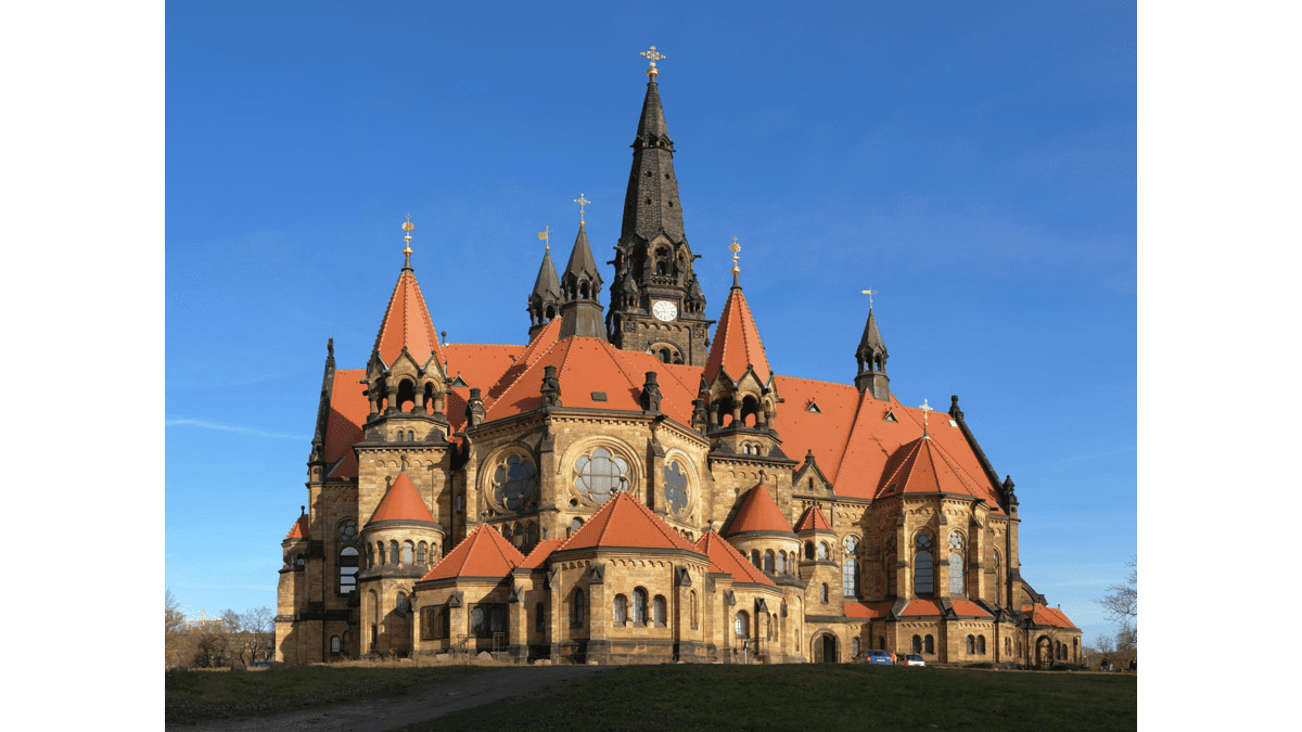 Die neoromanische Garnisonskirche Sankt Martin in Dresden gleich neben dem Militärhistorischem Museum