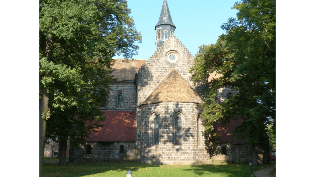 Die nur aus Feldsteinen errichtete Marienkirche des Klosters.