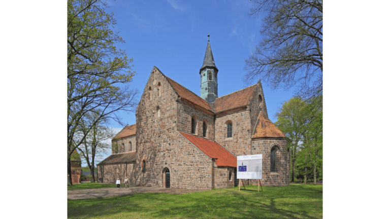Die komplett aus Feldsteinen errichtete Zinnaer Klosterkirche St.Maria
