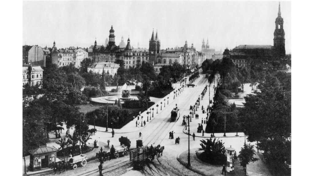 Die Dreikönigskirche vom Albertplatz aus gesehen auf einem Foto aus dem Jahr 1905.
