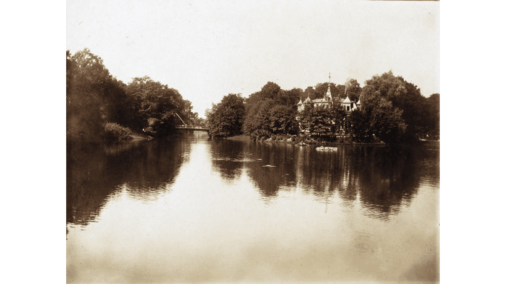 Das Carolaschlösschen im Großen Garten in Dresden aus dem Jahr 1902.