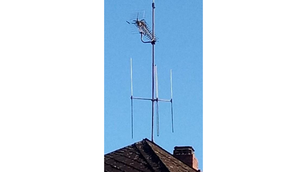 Eine Ochsenkopfantenne auf einem Hausdach. Damit wurde früher der Fernsehempfang gewährleistet.