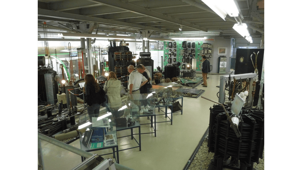 Besucher im Dresdener Energiemuseum, das sich auf dem Gelände des Kraftwerk Mitte befindet.