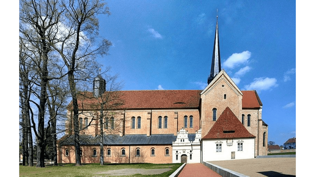 Das Langhaus der Marienkirche des Klosters mit jetzt neobarockem Dachreiter.