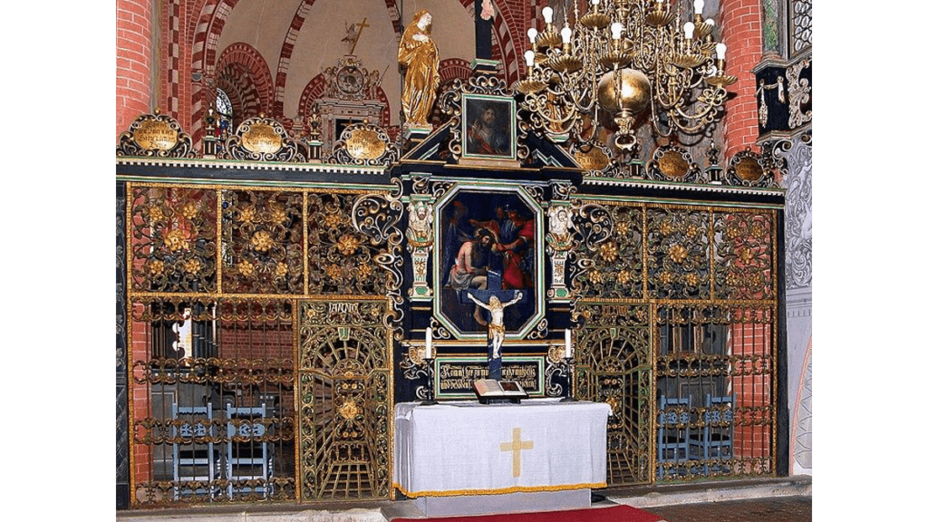 Eine Passionsdastellung schmückt den Altar in der Sakristei der Klosterkirche in Dobrilugk.