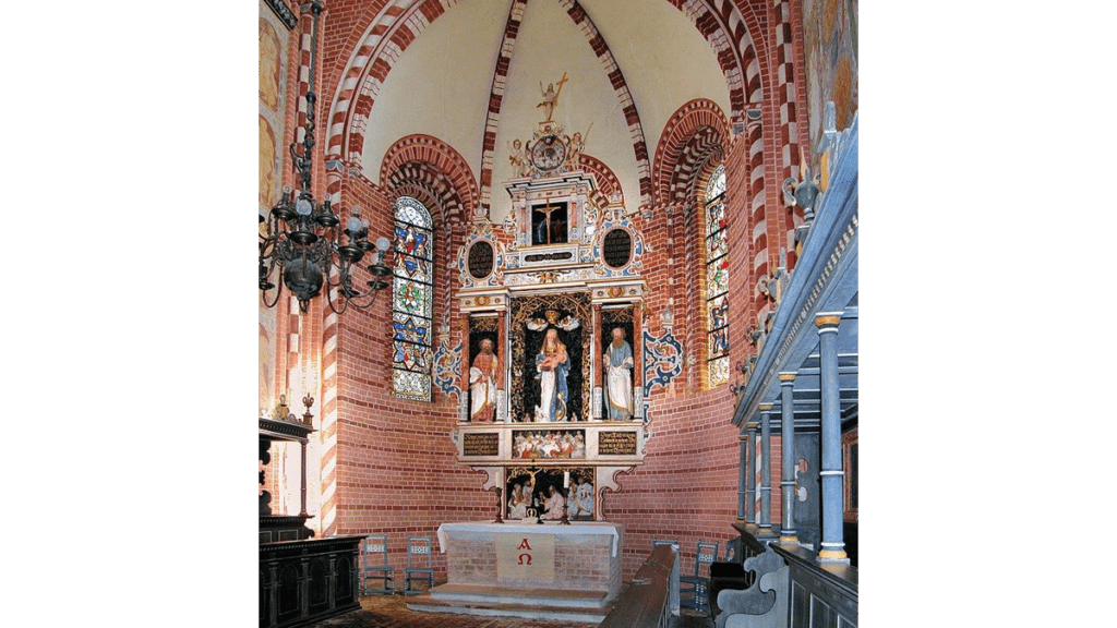 Der prunkvolle Marienaltar in der Klosterkirche von Dobrilugk.