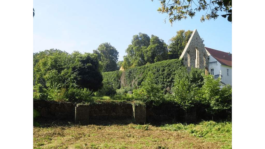 Der Klostergarten mit Blick auf den Ostflügel des Klosters