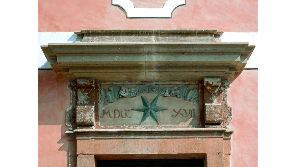 Der Marienstern ist über dem Portal des Äbtissinnenhauses in einem Giebel angebracht.