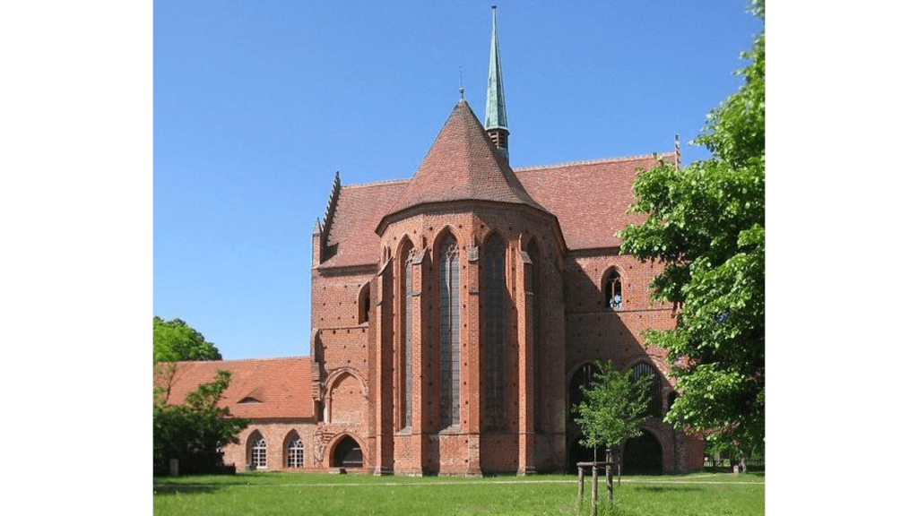Die ehemalige Klosterkirche von Chorin mit dem Querhaus und dem stilgerechten Dachreiter