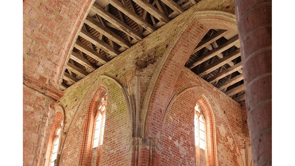 Der Blick hinauf in die Deckenansicht im Inneren der Abteikirche Chorin.